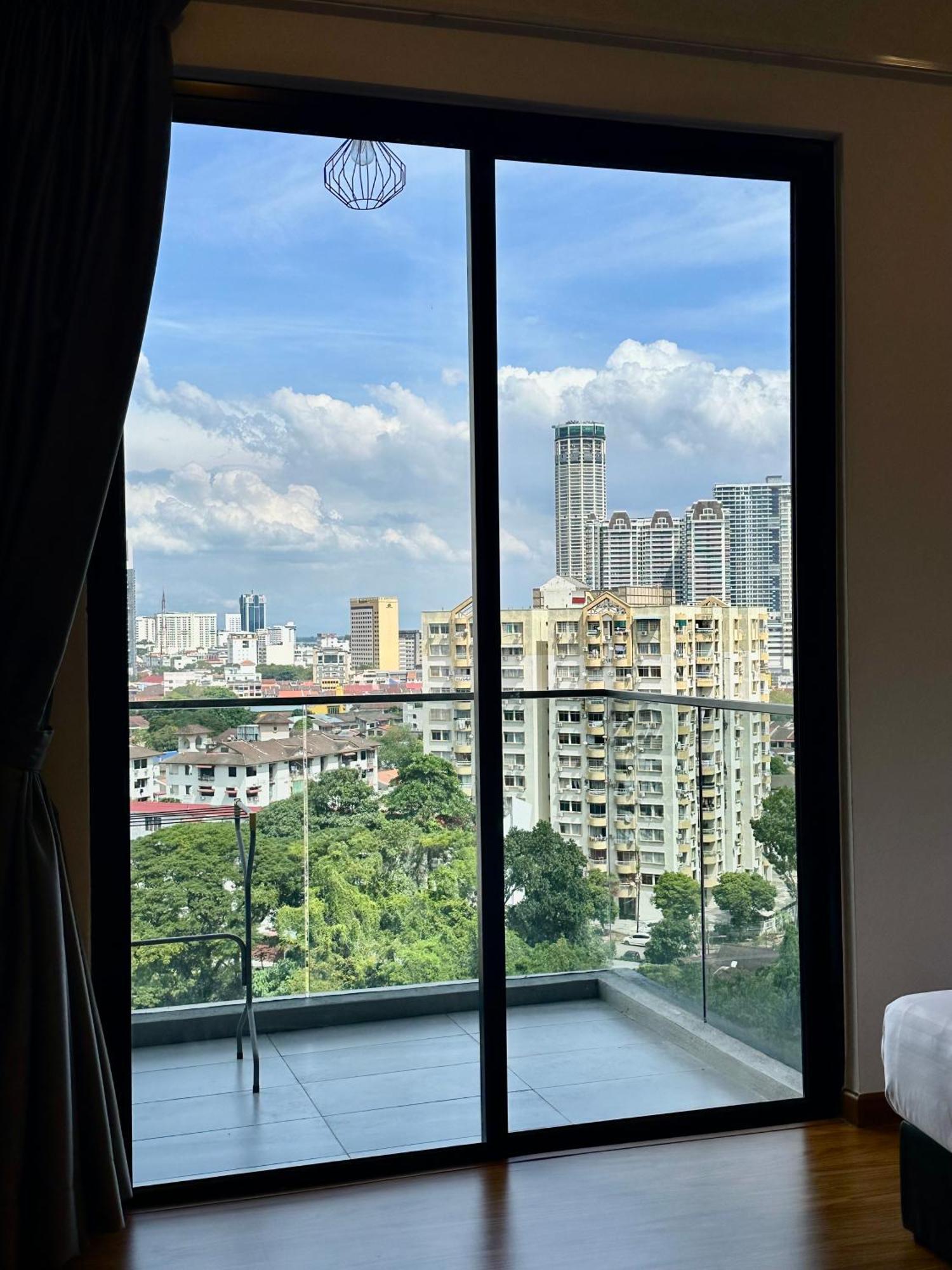 Beacon Executive Suite - City View - By Iz George Town Zewnętrze zdjęcie